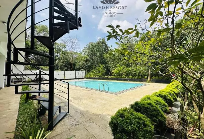 ホテル Lavish Resort By Indigo