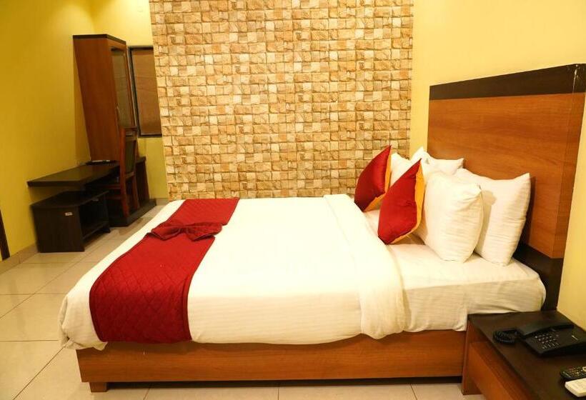 בית מלון כפרי Sri Brundavan Grand Inn