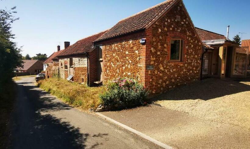 민박 The Norfolk Haybarn