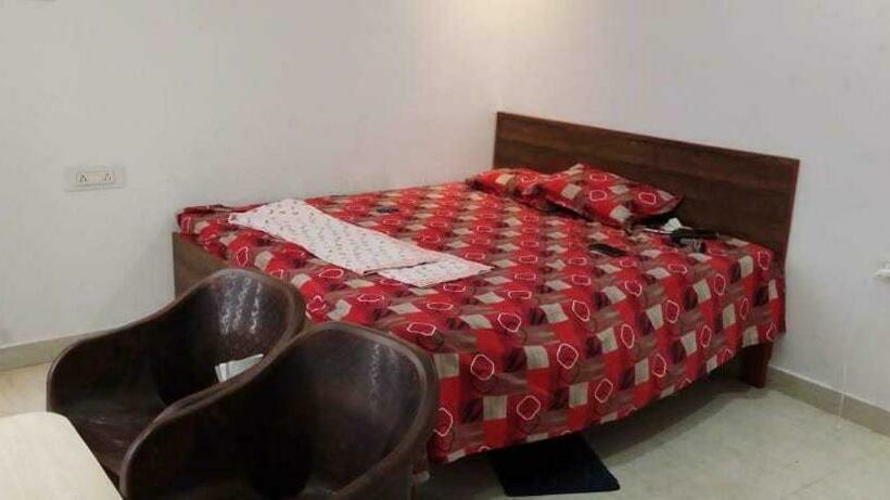 Отель Oyo 81212 Royal Residency