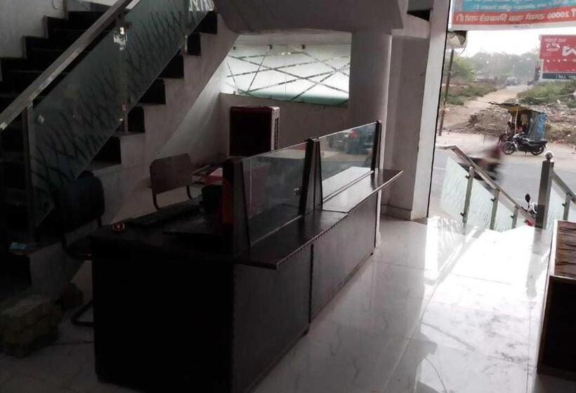 Отель Oyo 81212 Royal Residency