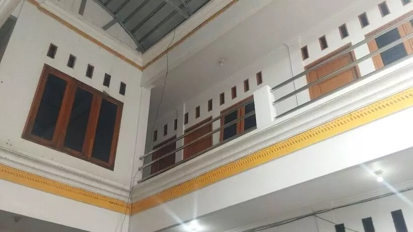 Hotelli Spot On 92532 Penginapan Hj Lilis Syariah