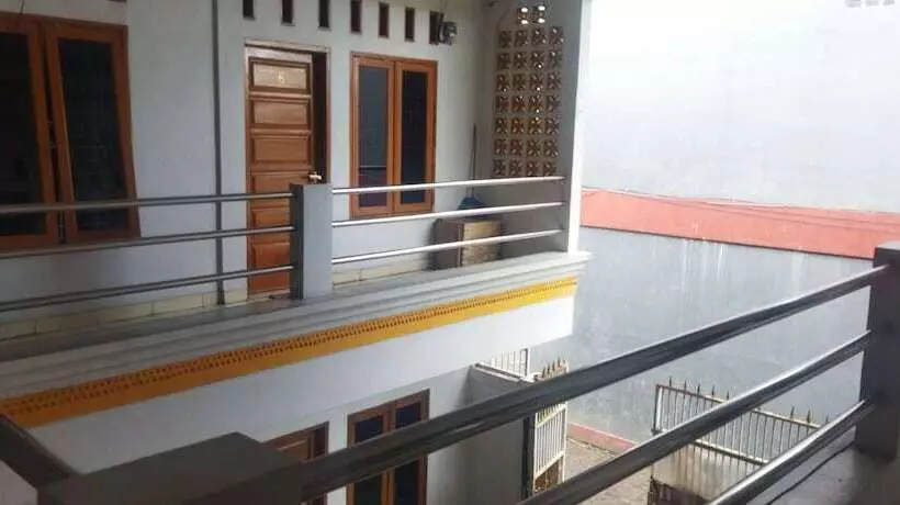 Hotelli Spot On 92532 Penginapan Hj Lilis Syariah