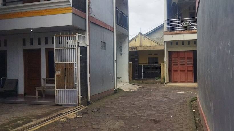 Hotel Spot On 92532 Penginapan Hj Lilis Syariah