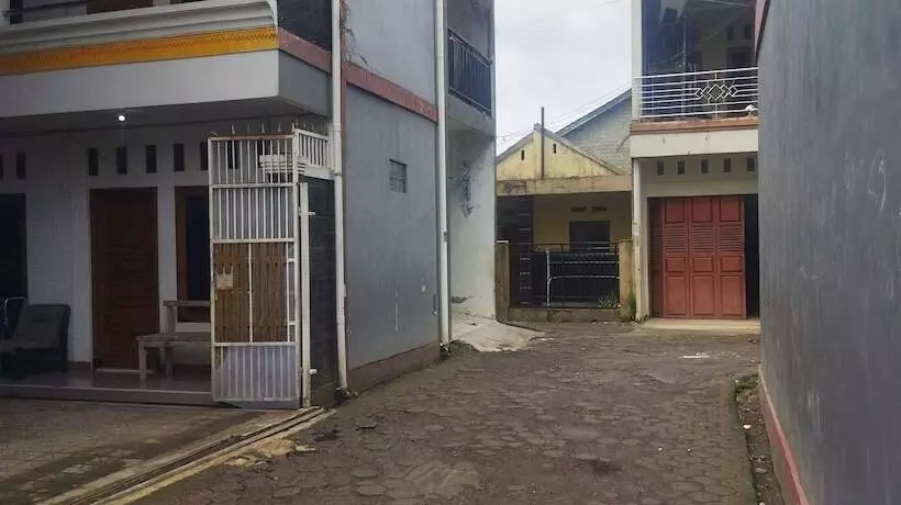 Hotelli Spot On 92532 Penginapan Hj Lilis Syariah