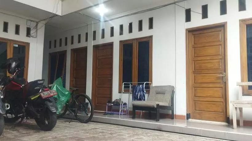 Hotelli Spot On 92532 Penginapan Hj Lilis Syariah