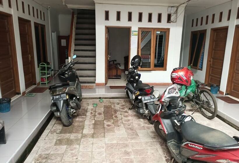 Hotel Spot On 92532 Penginapan Hj Lilis Syariah