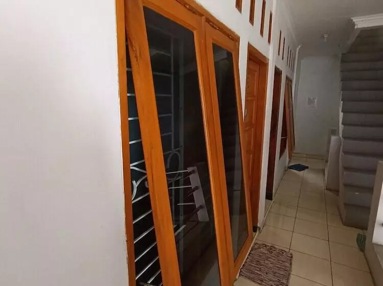 Hotelli Spot On 92532 Penginapan Hj Lilis Syariah