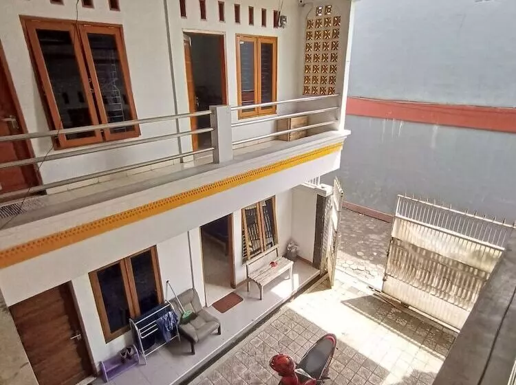 Hotelli Spot On 92532 Penginapan Hj Lilis Syariah