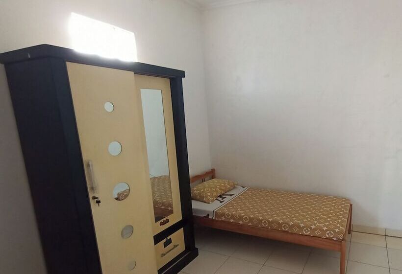 Hotel Spot On 92532 Penginapan Hj Lilis Syariah