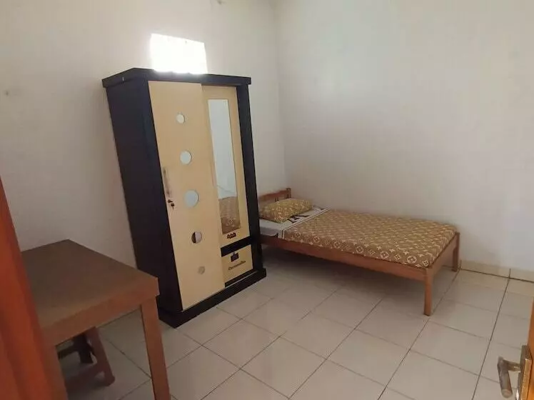 Hotelli Spot On 92532 Penginapan Hj Lilis Syariah