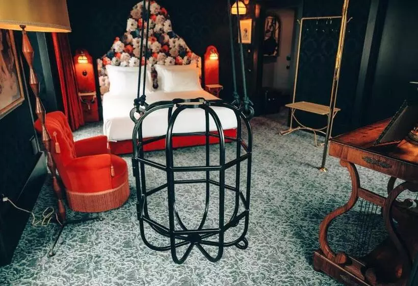 Pensão Amor Madam S Lodge