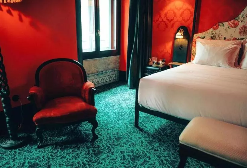 Pensão Amor Madam S Lodge