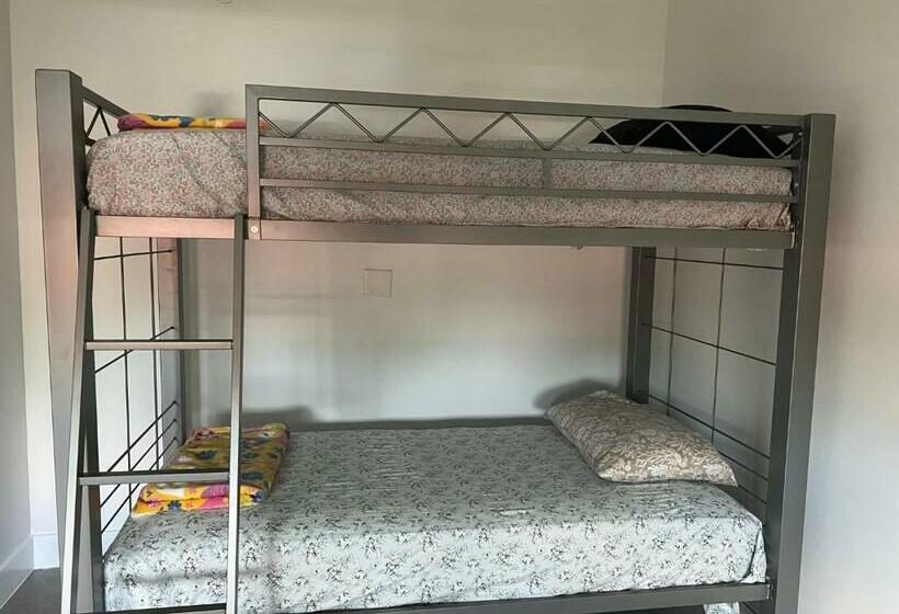 هاستل Airport Guest Suites