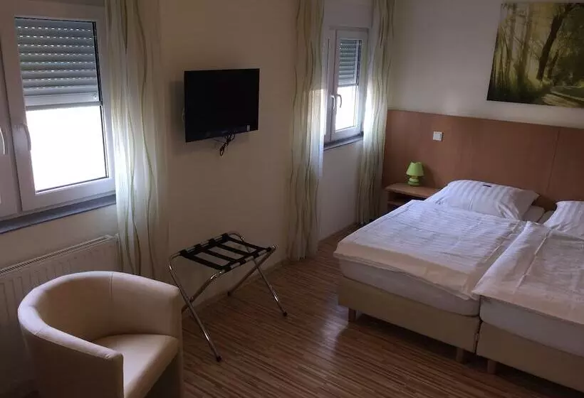 Hotelli Pension Im Wirtshaus Himberg