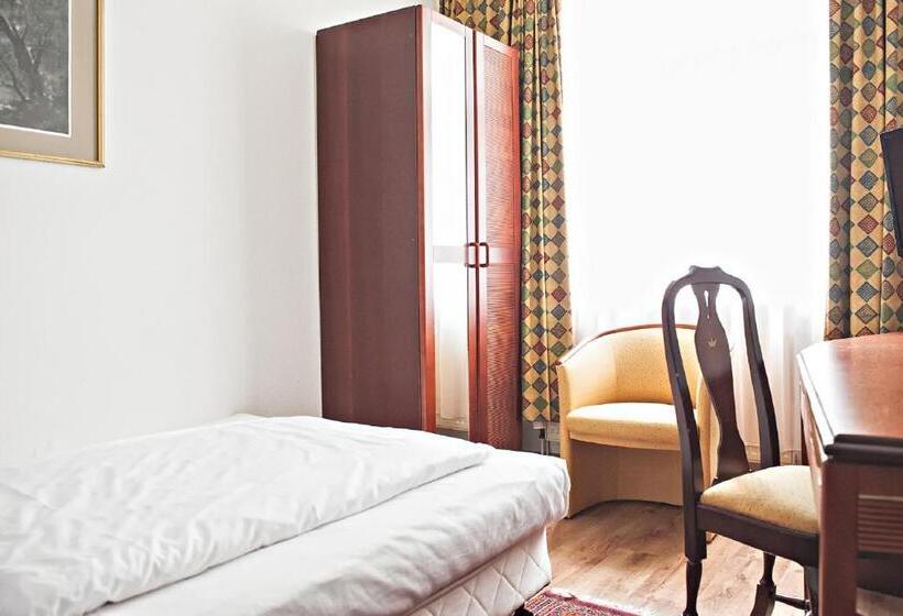 Отель Ravel International