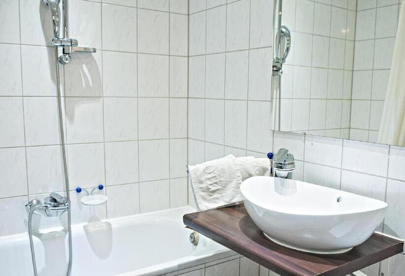 Отель Ravel International