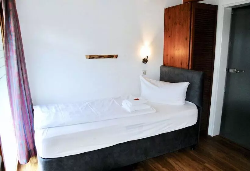 Hotelli Tat Tagungs  Und Gästehaus