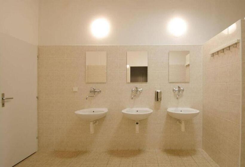 Zámek Castle Račice   Předzámčí Forecastle