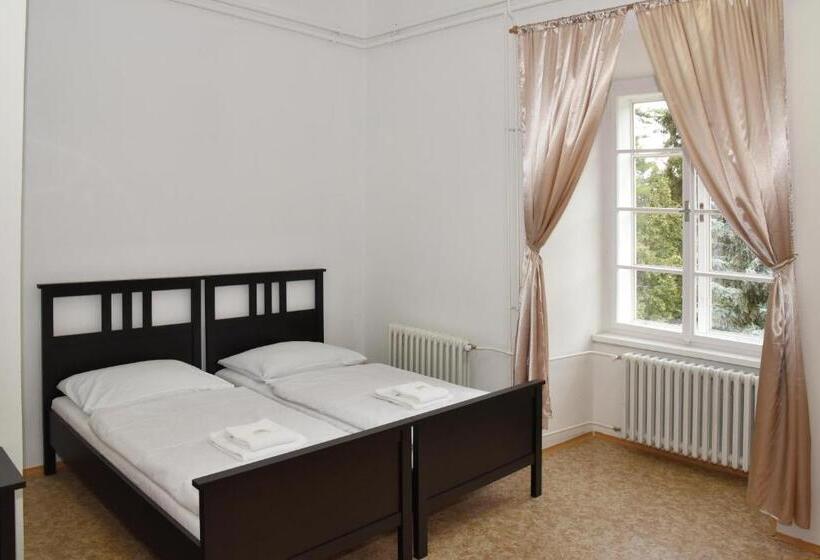 Zámek Castle Račice   Předzámčí Forecastle