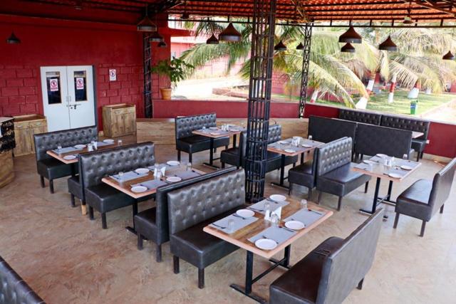 בית מלון כפרי Beach Village Resort