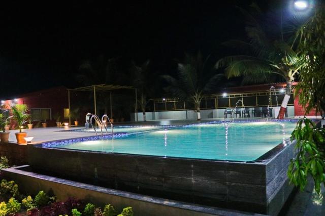 בית מלון כפרי Beach Village Resort