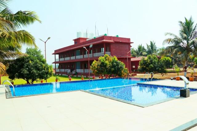 בית מלון כפרי Beach Village Resort