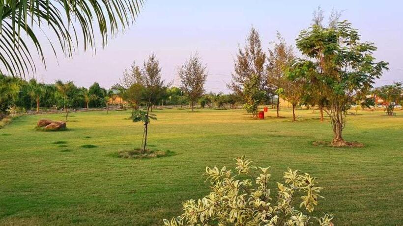 Hotel Pop 701982 Camp Unity