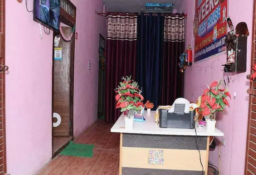 ホテル Oyo Veeru Guest House