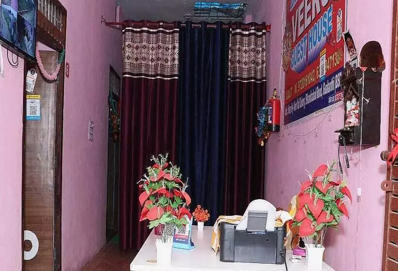 ホテル Oyo Veeru Guest House