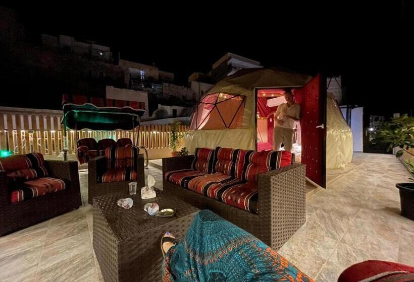 پانسیون Bubble Castle House