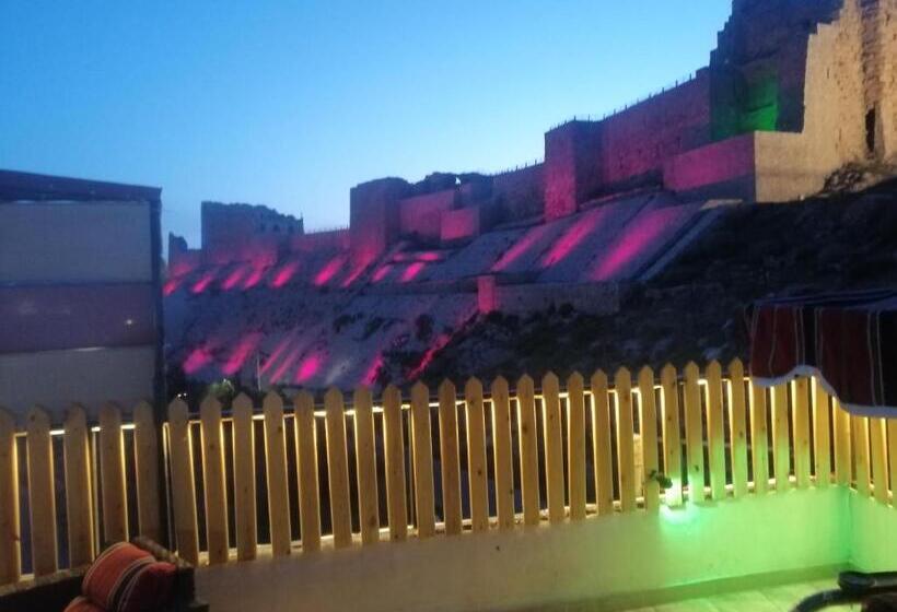 پانسیون Bubble Castle House