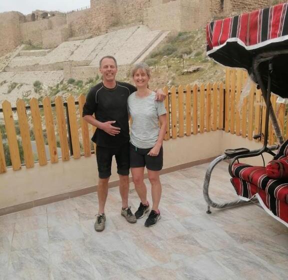 پانسیون Bubble Castle House