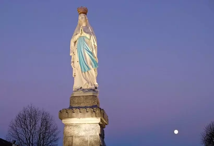 هتل Au Berceau De Bernadette