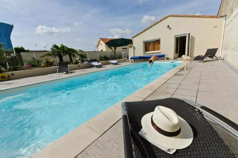 ホテル Logis Hôtel L Oliveraie