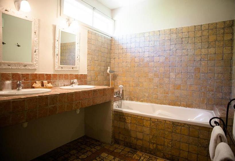 هتل Hôtel Sous Les Figuiers Piscine, Parking, Centre Ville