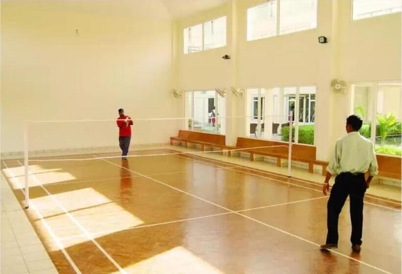 Treehouse Hotel Club & Spa