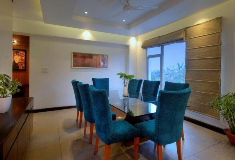 Treehouse Hotel Club & Spa