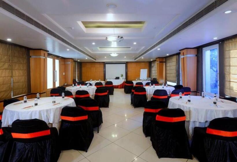 Treehouse Hotel Club & Spa