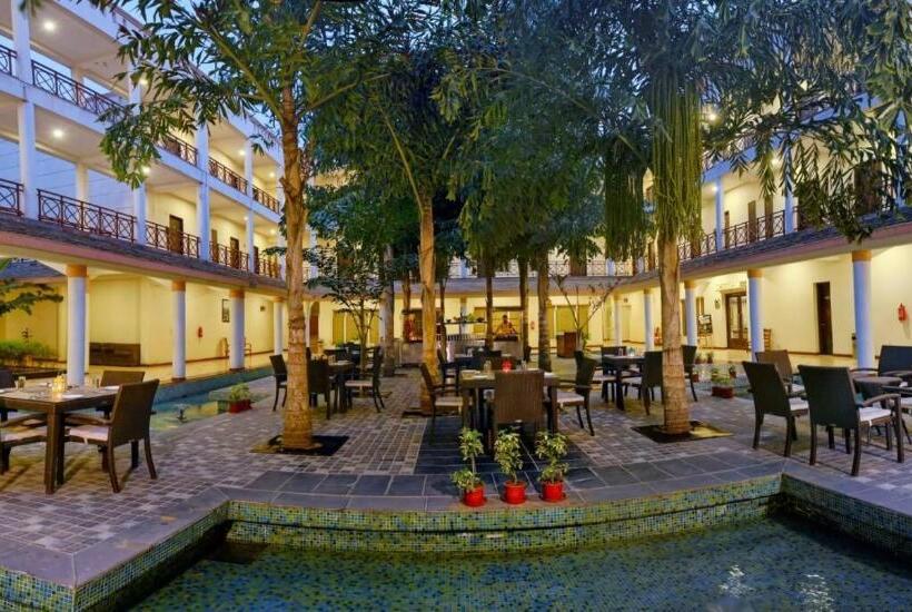 Treehouse Hotel Club & Spa