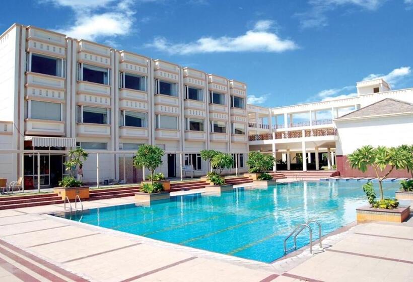 Treehouse Hotel Club & Spa