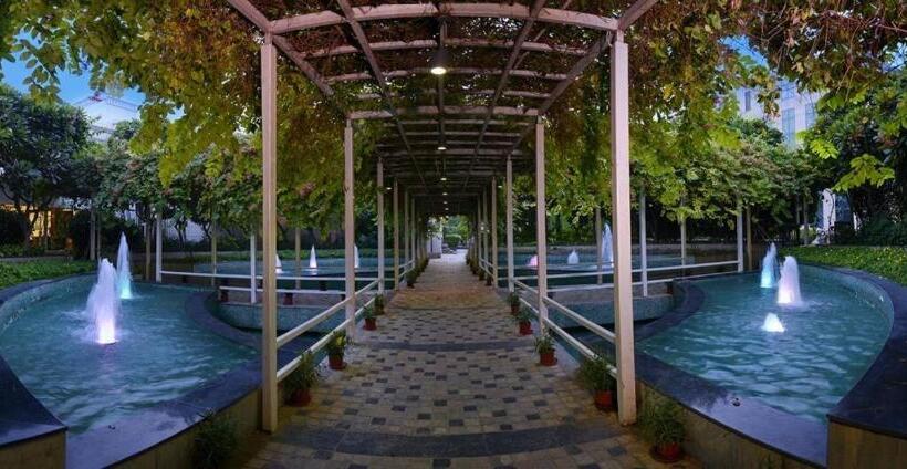 Treehouse Hotel Club & Spa