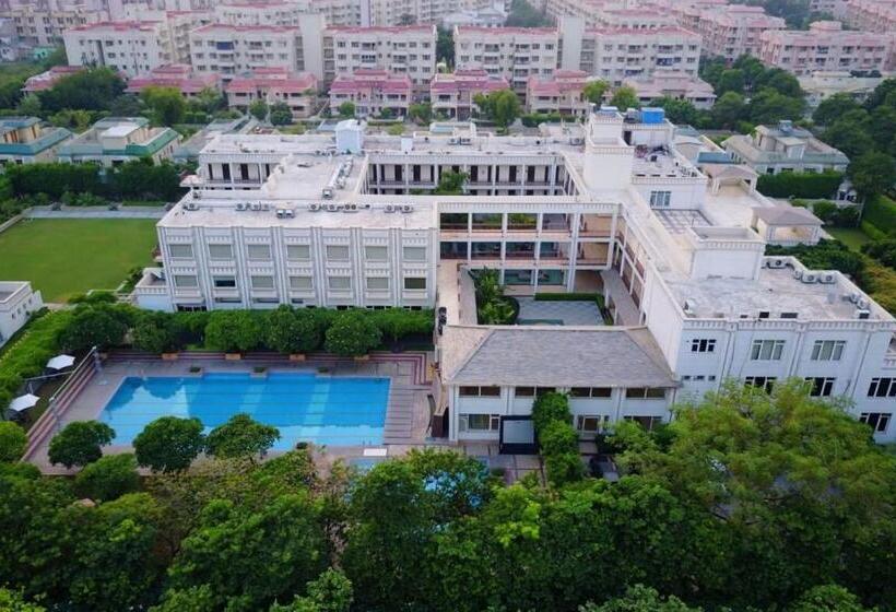 Treehouse Hotel Club & Spa