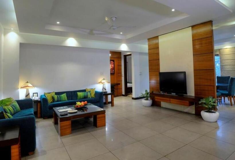 Treehouse Hotel Club & Spa