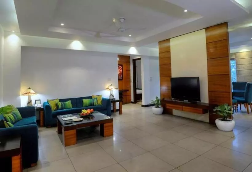 Treehouse Hotel Club & Spa