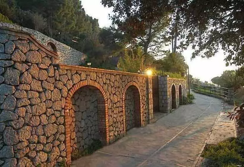 هتل Le Ginestre Di Capri Bb & Holiday House