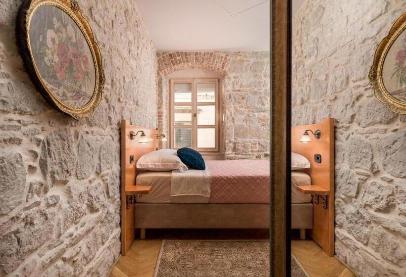 Hotel Captain S Guest House