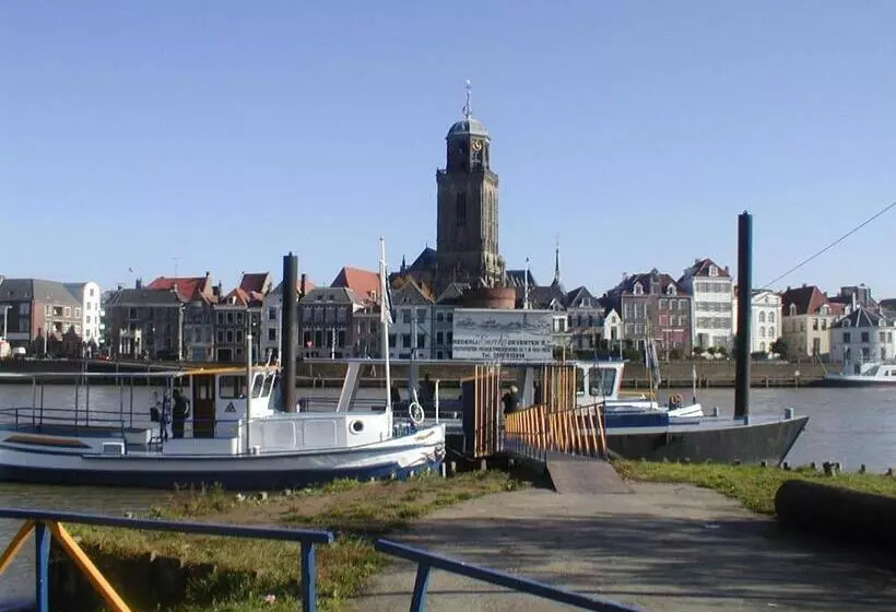 هتل Hanzestadslogement De Leeuw, In Het Centrum, Met Een Binnenplaats, Kamers Met Badkamer En Toilet En