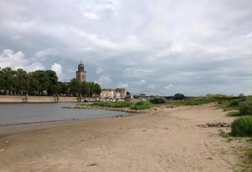 هتل Hanzestadslogement De Leeuw, In Het Centrum, Met Een Binnenplaats, Kamers Met Badkamer En Toilet En