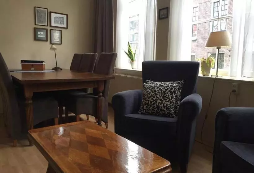 هتل Hanzestadslogement De Leeuw, In Het Centrum, Met Een Binnenplaats, Kamers Met Badkamer En Toilet En